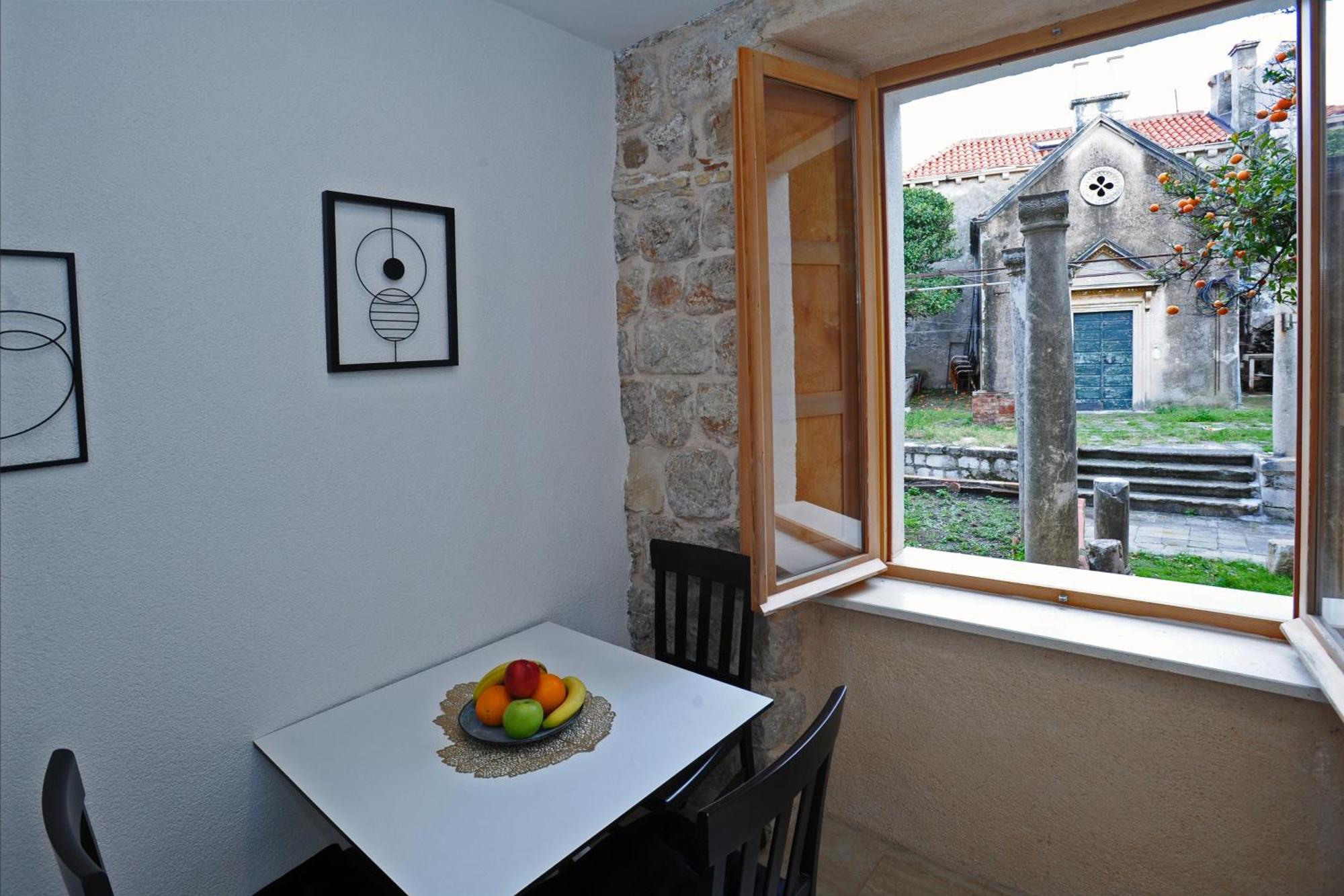 Ella La Bella Ii Old Town Apartment